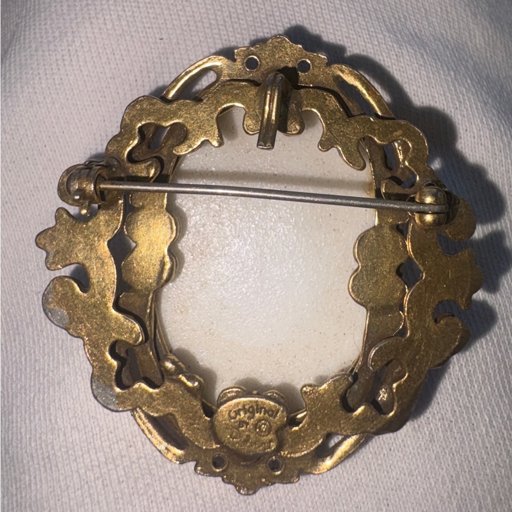 Vintage Original by Robert White Glass Cabochon Brooch Gold Tone Frame - Picture 2 of 5